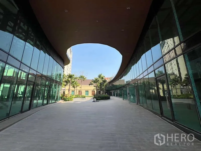 零售空间 出租在Khlong Toei, Bangkok - 两侧玻璃商业体之间的开放中庭。