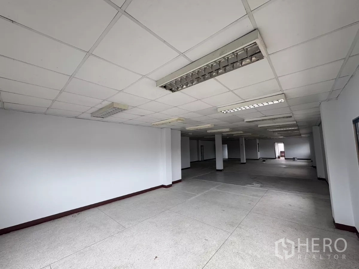 โรงงาน ให้เช่าในKhlong Toei, Bangkok - ชั้นสำนักงานกว้าง ฝ้าฉาบเรียบติดโคมไฟฟลูออเรสเซนต์