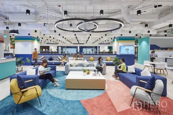 办公空间 出租在Pathum Wan, Bangkok - 明亮的休闲大厅，成套沙发与环形吊灯。