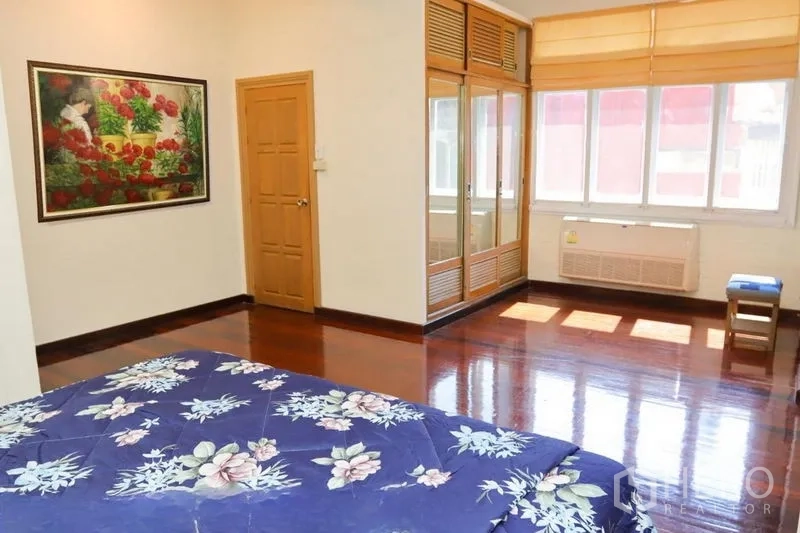 อพาร์ทเมนท์ ให้เช่าในPathum Wan, Bangkok - ห้องนอนมาสเตอร์กว้าง พื้นไม้เงางาม หน้าต่างมุมห้อง และตู้เสื้อผ้าบิลท์อิน