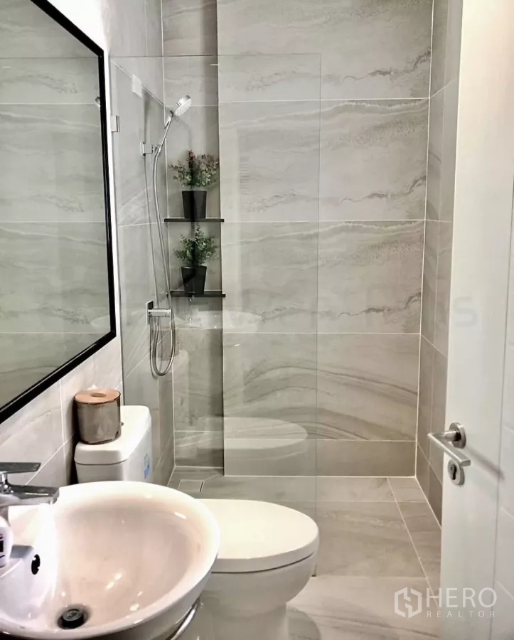 บ้าน ให้เช่าหรือขายในBueng Kum, Bangkok - ห้องน้ำสไตล์โมเดิร์น กั้นอาบน้ำกระจก กระจกบานใหญ่ และสุขภัณฑ์สีขาว