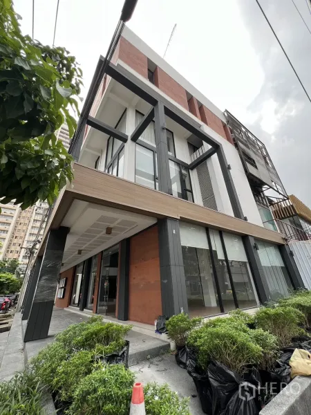 零售空间 出租在Khlong Toei, Bangkok - 现代转角建筑，环绕落地窗与绿化带