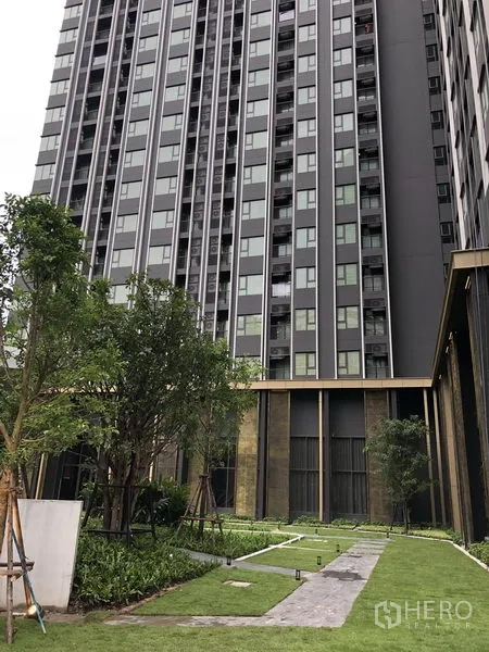 คอนโด ให้เช่าในPathum Wan, Bangkok - อาคารคอนโดมิเนียมสูงสมัยใหม่พร้อมสวนชั้นล่างที่จัดแต่ง