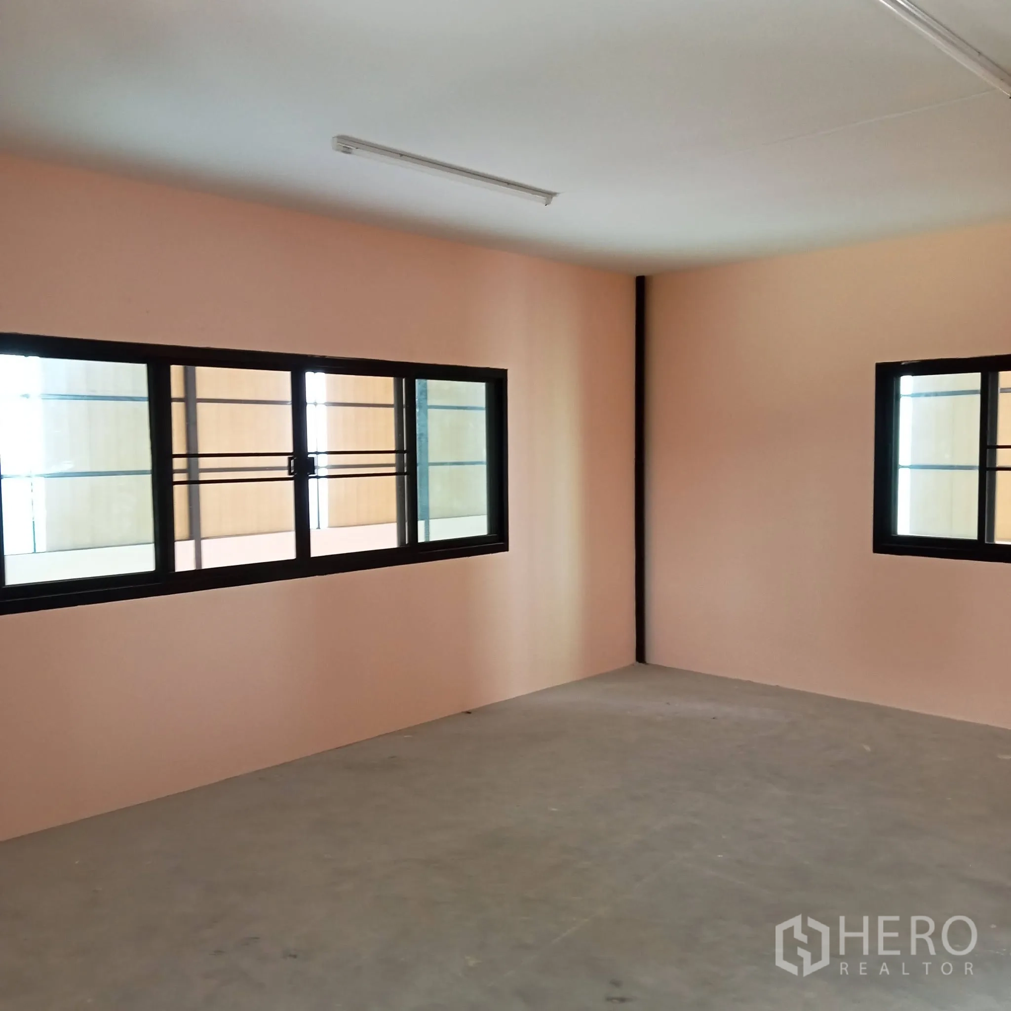 Warehouse for rent in Bang Phli, Samut Prakan - Mezzanine office room with windows and overhead lighting.