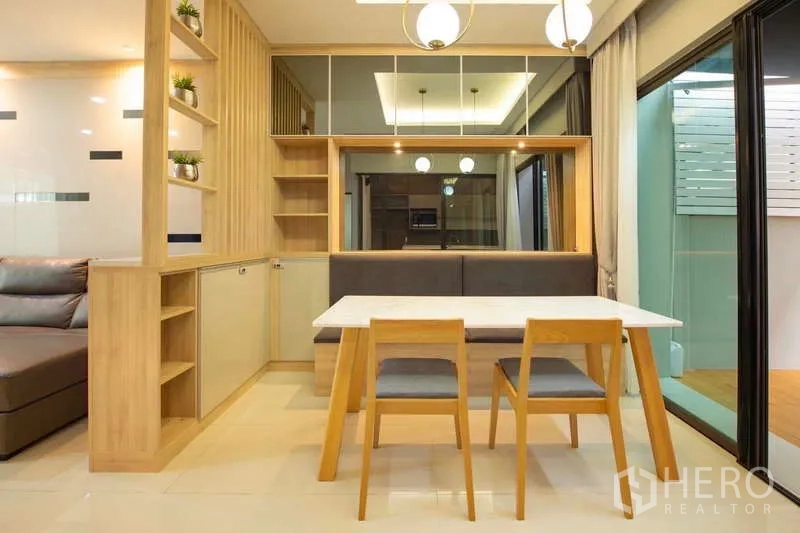 联排别墅 出租或出售在Lat Phrao, Bangkok - 餐厅内置卡座与收纳柜，对面为镜面墙。