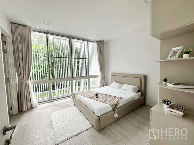 独立式住宅 出租或出售在Bang Phli, Samut Prakan - 次卧室，宽幅窗户、内置搁架与花园景观。