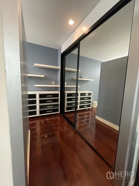 ทาวน์เฮาส์ ให้เช่าหรือขายในChatuchak, Bangkok - ห้องแต่งตัวแบบวอล์กอิน ประตูบานเลื่อนกระจกและลิ้นชักบิวท์อิน