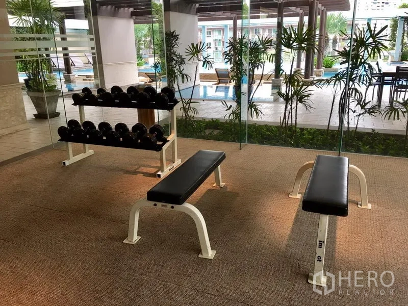 คอนโด ให้เช่าในKhlong Toei, Bangkok - ฟิตเนสพร้อมดัมเบลและม้านั่ง มองเห็นสระว่ายน้ำผ่านผนังกระจก