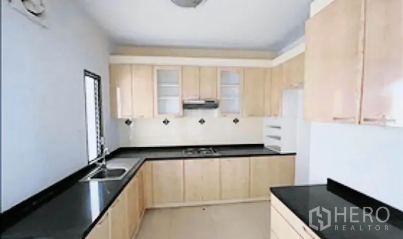 独立式住宅 出售在Khan Na Yao, Bangkok - U型厨房，浅色橱柜，黑色台面与采光窗