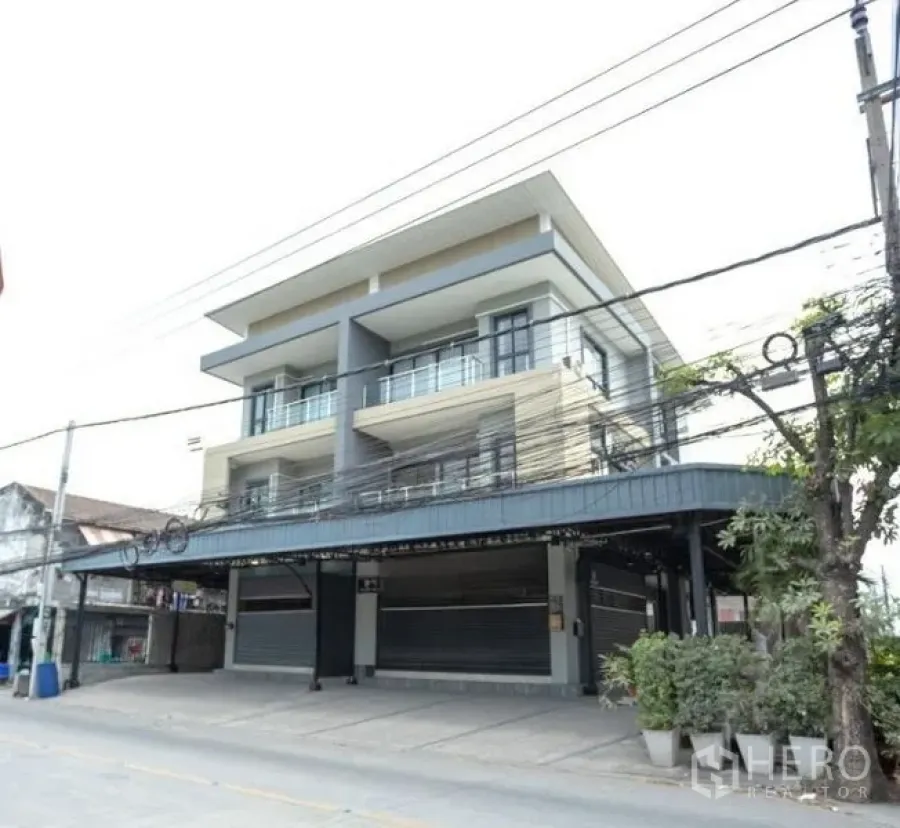 สำนักงานที่บ้าน ให้เช่าในBang Khen, Bangkok - มุมมองอาคารโฮมออฟฟิศ 3 ชั้นสมัยใหม่ริมถนนใหญ่