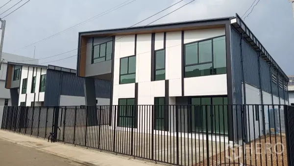 货栈 出租或出售在Lam Luk Ka, Pathum Thani - 仓库外立面斜角视图，大面积玻璃与私家前院。