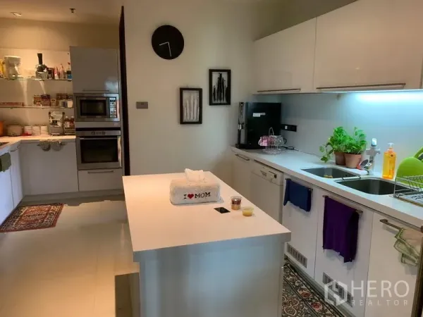 คอนโด ขายในKhlong Toei, Bangkok - ครัวสไตล์โมเดิร์นโทนขาว มีไอส์แลนด์ เตาอบคู่ และไฟใต้ตู้