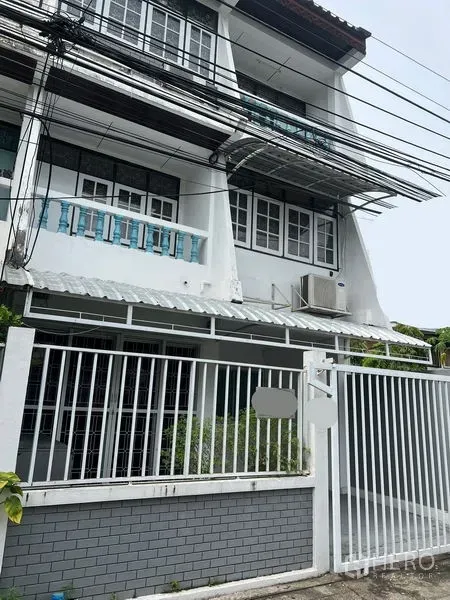 ทาวน์เฮาส์ ให้เช่าในKhlong Toei, Bangkok - ด้านหน้าทาวน์เฮ้าส์ 3 ชั้น สีขาว พร้อมรั้วหน้าบ้าน ใกล้ BTS เอกมัย