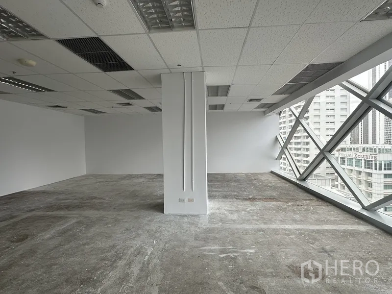 ออฟฟิศ for rent in Watthana, Bangkok - มุมสำนักงานพร้อมหน้าต่างเต็มบานและวิวสกายไลน์