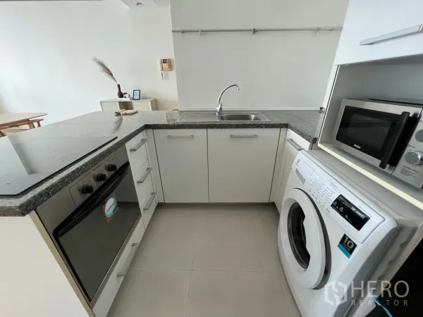 คอนโด ให้เช่าในWatthana, Bangkok - ครัวยูเชปกะทัดรัด พร้อมเตาอบ เตาไฟฟ้า อ่างล้างจาน ไมโครเวฟ และเครื่องซักผ้า