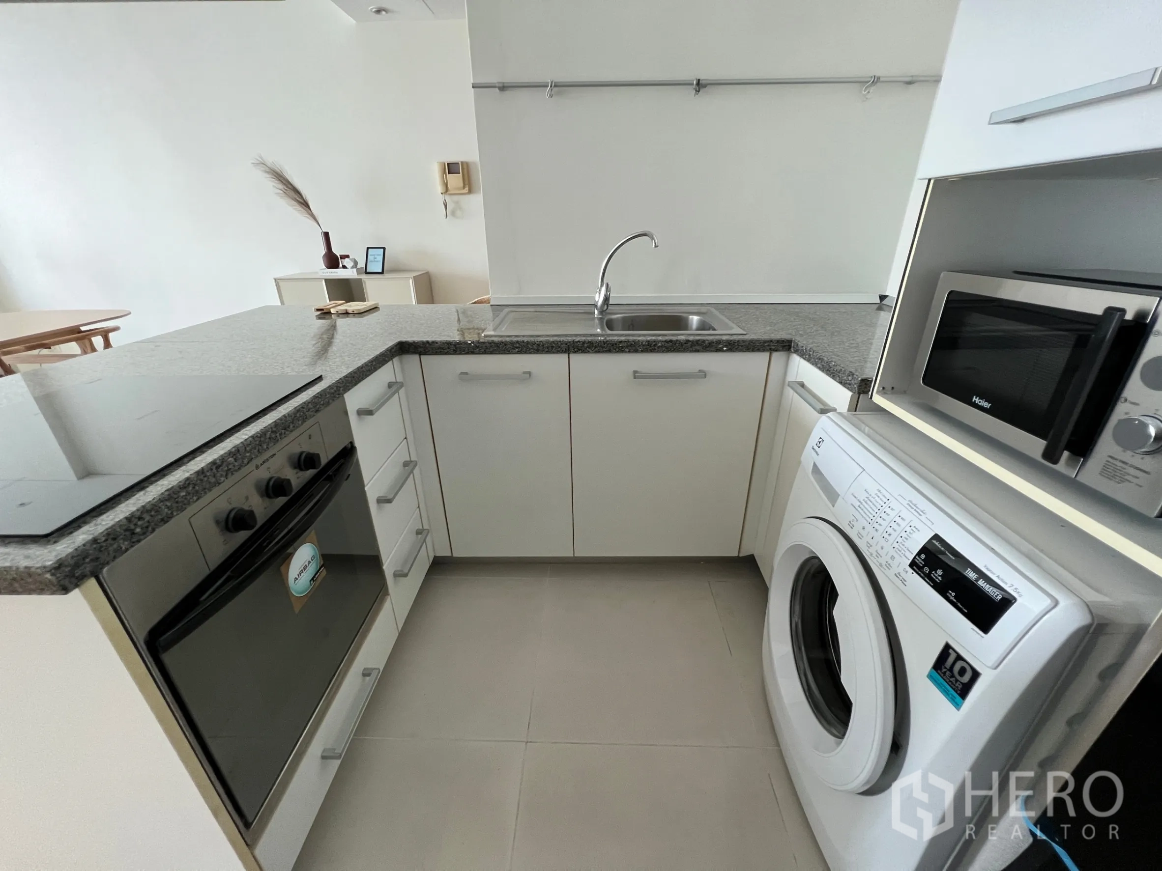 คอนโด ให้เช่าในWatthana, Bangkok - ครัวยูเชปกะทัดรัด พร้อมเตาอบ เตาไฟฟ้า อ่างล้างจาน ไมโครเวฟ และเครื่องซักผ้า