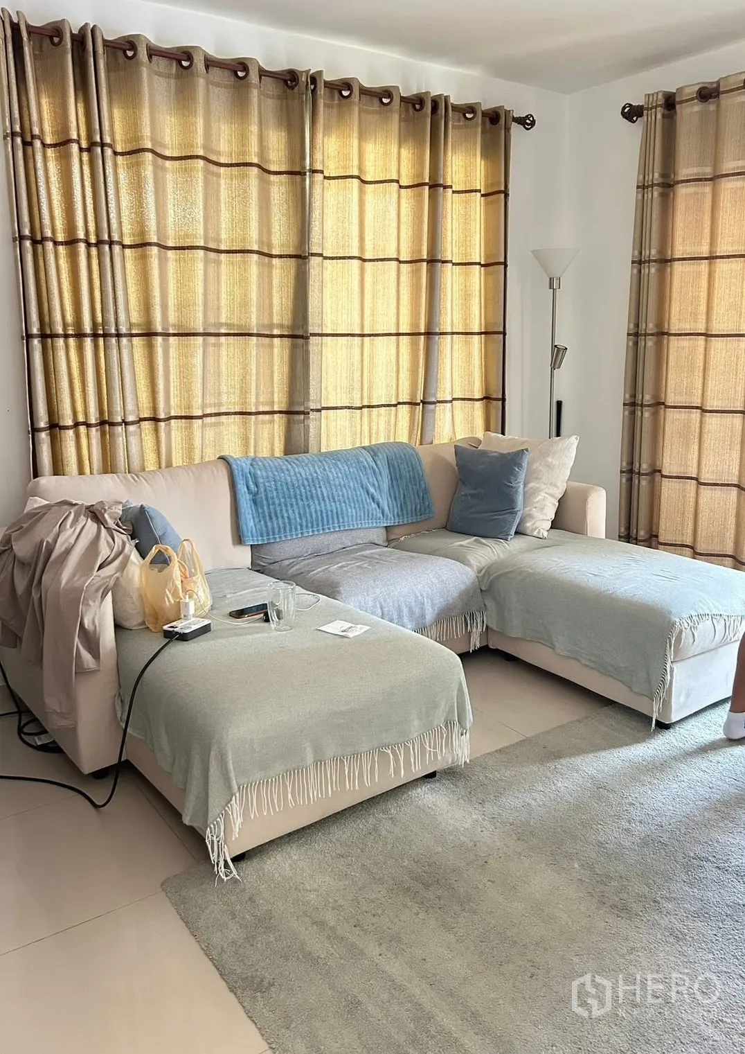 独栋房屋 for rent in Bang Na, Bangkok - 起居角落设L型沙发、落地灯与整面窗帘。