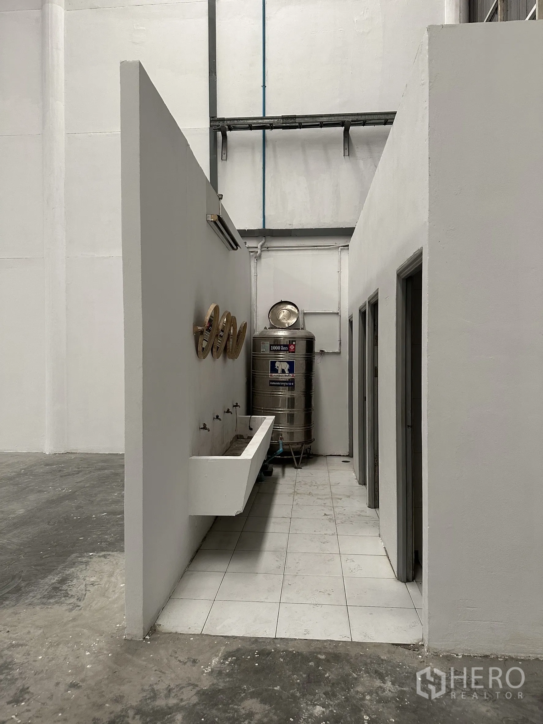 工厂 出租在Khlong Luang, Pathum Thani - 厂区洗手区，长槽式洗手盆与不锈钢水塔，旁有卫生间。