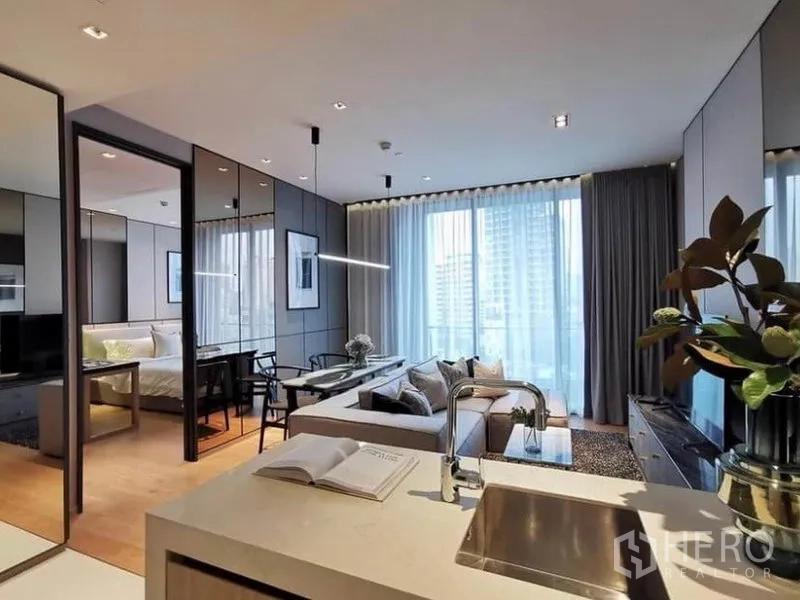 คอนโด ให้เช่าในKhlong Toei, Bangkok - ครัวเปิดเชื่อมต่อห้องนั่งเล่นและมุมทานอาหาร พร้อมหน้าต่างสูงจรดเพดานและวิวเมือง