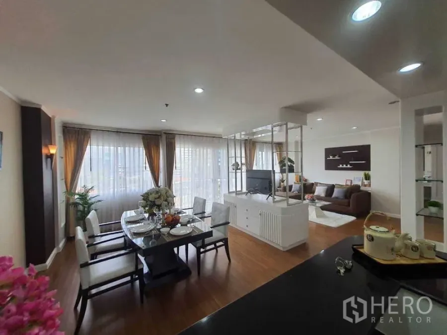 房间 出租在Watthana, Bangkok - 从厨房望向开放式餐客厅，电视隔断与整面落地窗