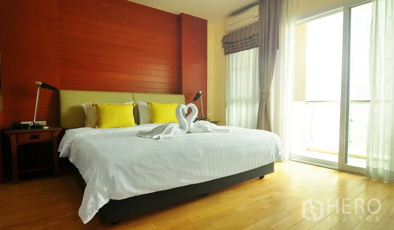 อพาร์ทเมนท์ ให้เช่าในKhlong Toei, Bangkok - ห้องนอนเตียงคิงส์ วอลล์ไม้ แอร์ และประตูบานเลื่อนไปยังระเบียง