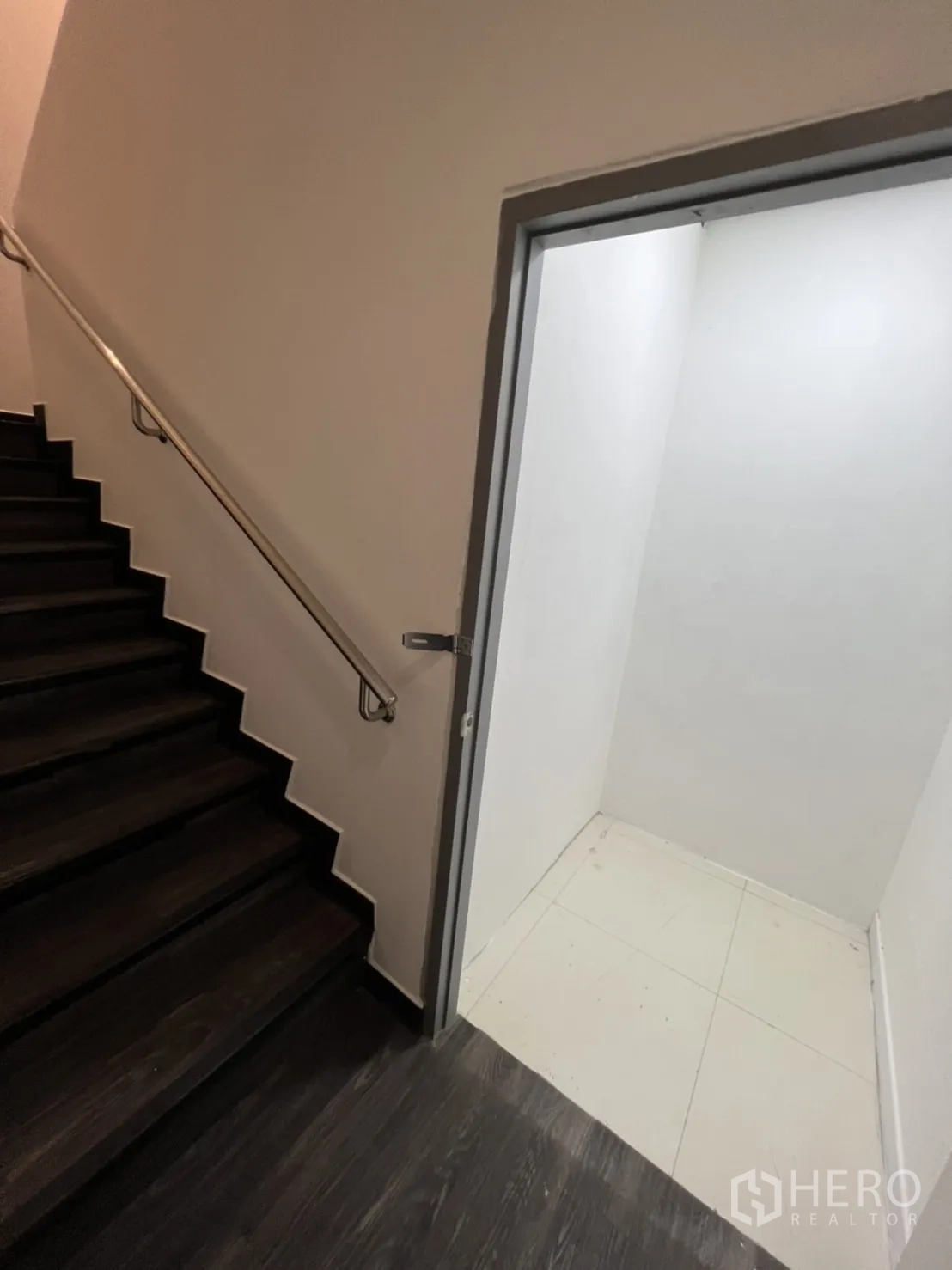 พื้นที่ขายปลีก ให้เช่าในSathon, Bangkok - บันไดราวสแตนเลสและห้องเก็บของข้างบันได