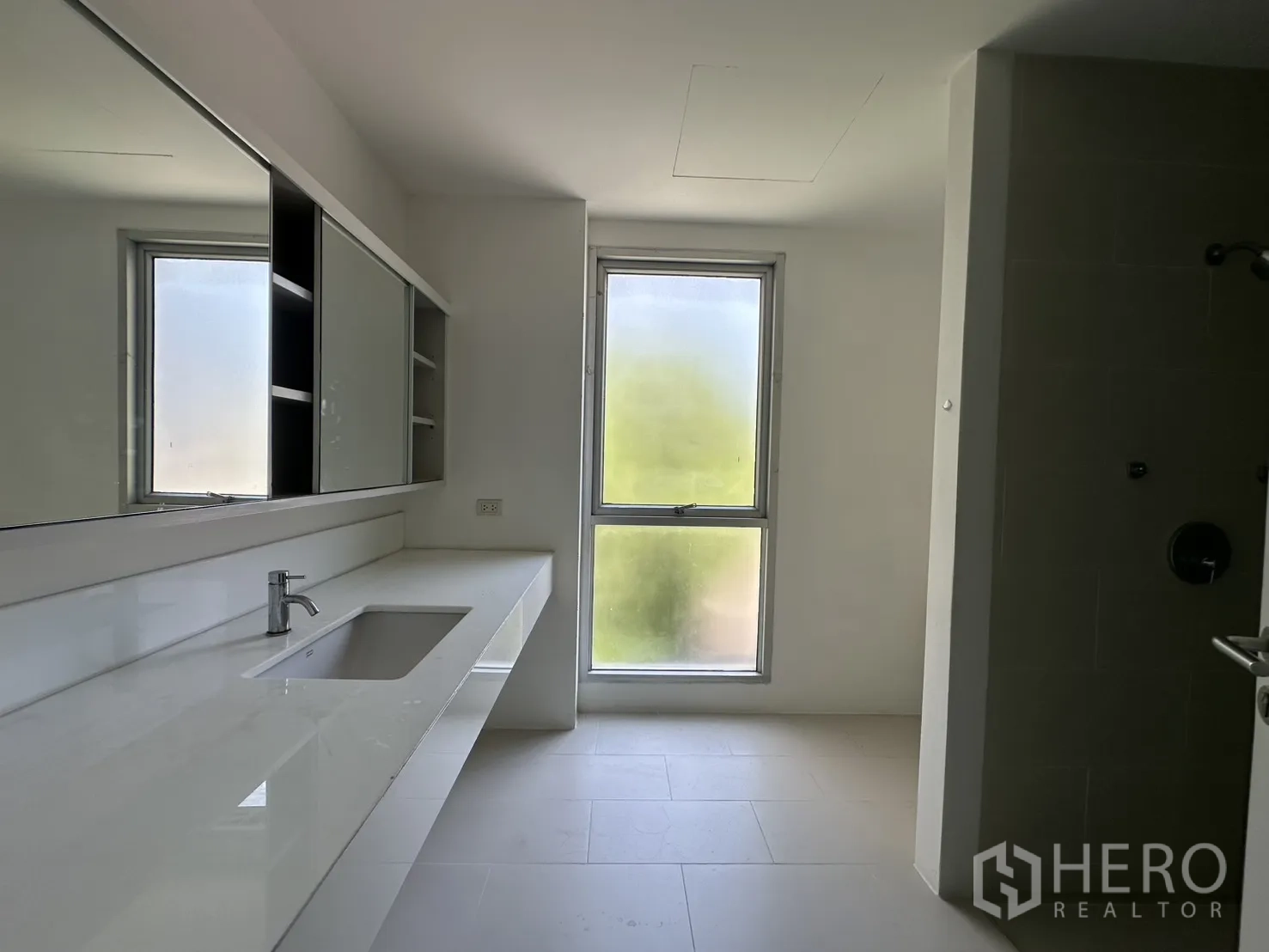 Home Office for rent in Phra Khanong, Bangkok - Another angle of the bathroom showing the wide countertop and window.