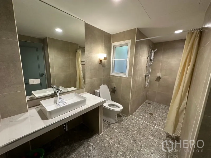 ทาวน์เฮาส์ ให้เช่าในPhra Khanong, Bangkok - ห้องน้ำกว้าง มีเคาน์เตอร์อ่างล้างหน้าขนาดใหญ่ กระจก และส่วนอาบน้ำแยกม่าน