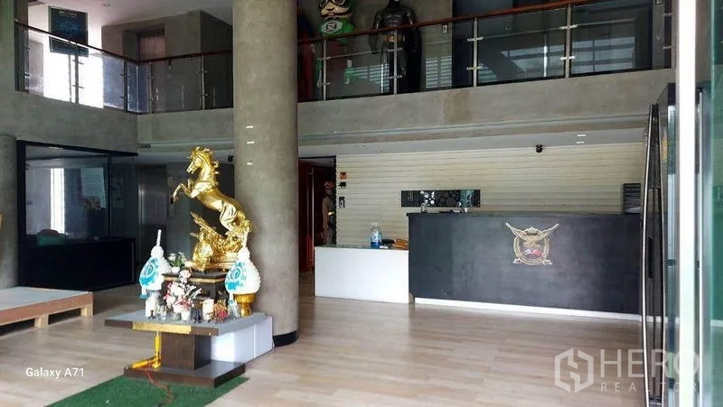 สำนักงานที่บ้าน ให้เช่าในNong Khaem, Bangkok - ล็อบบี้เพดานสูงสองชั้น มีเคาน์เตอร์ต้อนรับ เสากลาง และชั้นลอยราวกระจก