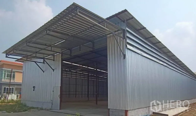 货栈 出租在Mueang Samut Sakhon, Samut Sakhon - 金属板外立面的仓库，设有加长雨棚与宽敞装卸区。