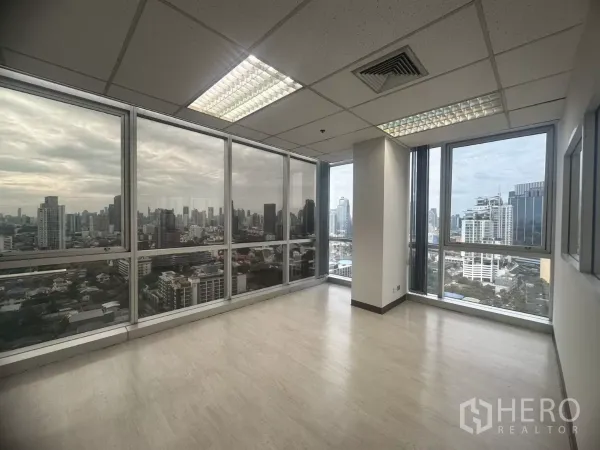 办公空间 出租在Khlong Toei, Bangkok - 转角办公室，两面落地窗与木纹地板，享全景视野