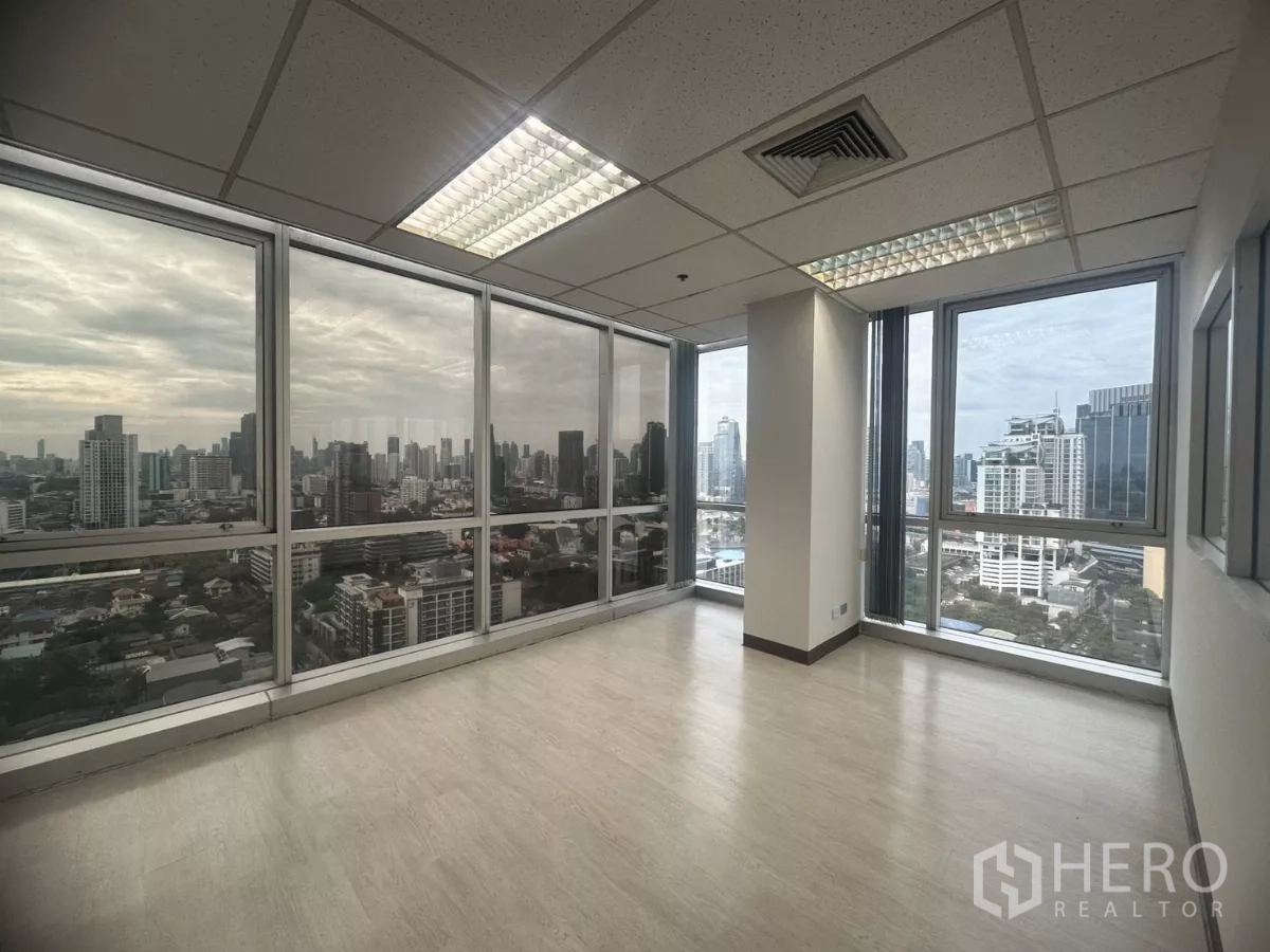 办公空间 出租在Khlong Toei, Bangkok - 转角办公室，两面落地窗与木纹地板，享全景视野