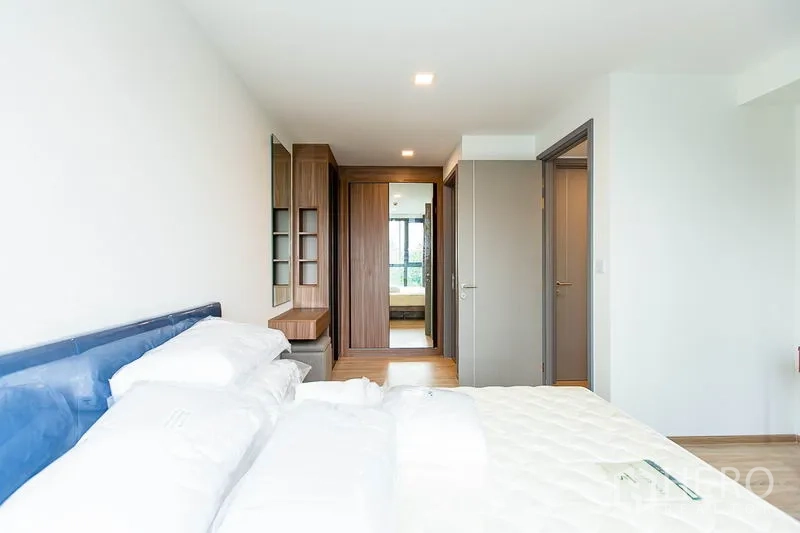 คอนโด ให้เช่าในWatthana, Bangkok - ห้องนอนพร้อมเตียง ตู้เสื้อผ้าบิวท์อิน และพื้นไม้