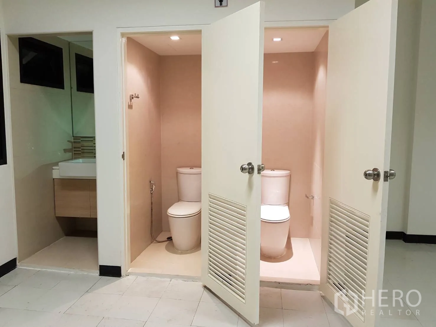 พื้นที่ขายปลีก ขายในPak Kret, Nonthaburi - ห้องน้ำสะอาด มีห้องส้วมแยกสองห้อง และอ่างล้างมือพร้อมกระจกบานใหญ่