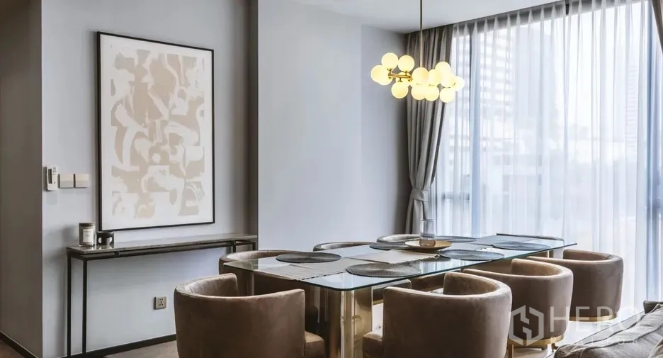 คอนโด ให้เช่าในWatthana, Bangkok - มุมรับประทานอาหารสว่าง โต๊ะคอนโซล กรอบรูป และม่านโปร่ง