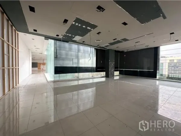 零售空间 出租在Din Daeng, Bangkok - 大面积店铺，深色玻璃隔断与反光地砖，天花开放便于布灯。