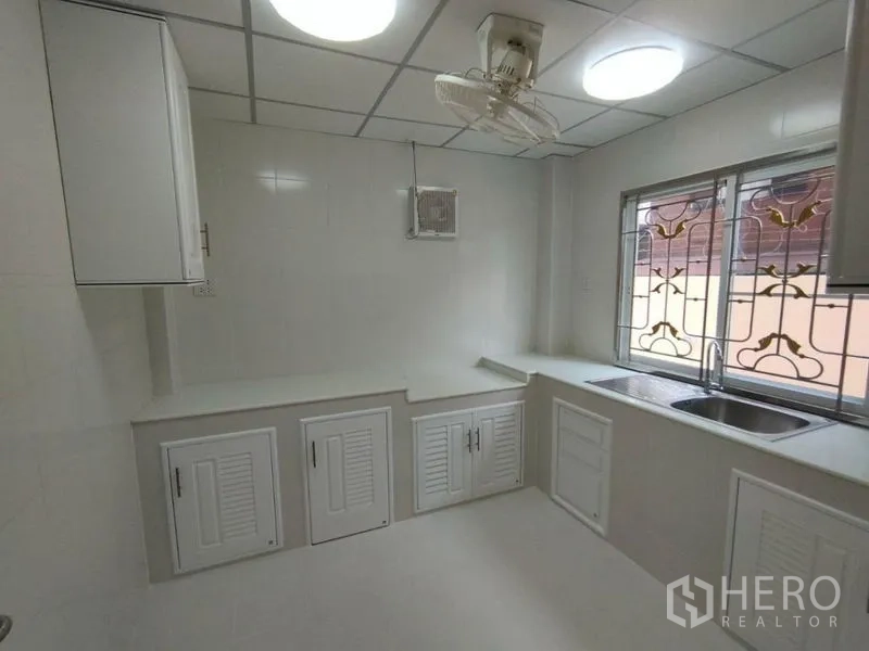 บ้าน ให้เช่าในKhlong Toei, Bangkok - ครัวกว้างเคาน์เตอร์ตัวแอล มีพัดลมเพดานและช่องระบายอากาศ