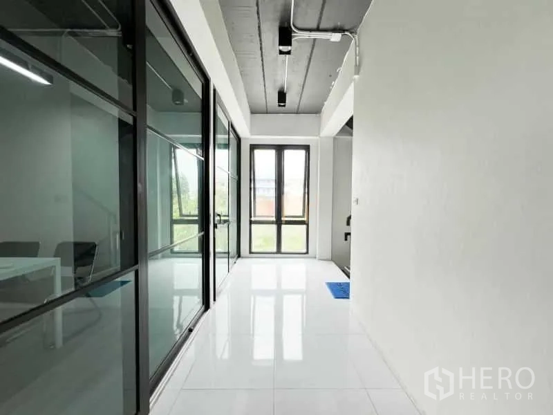 สำนักงานที่บ้าน ให้เช่าหรือขายในThanyaburi, Pathum Thani - โถงสว่าง แบ่งห้องด้วยกระจก และประตูระเบียง