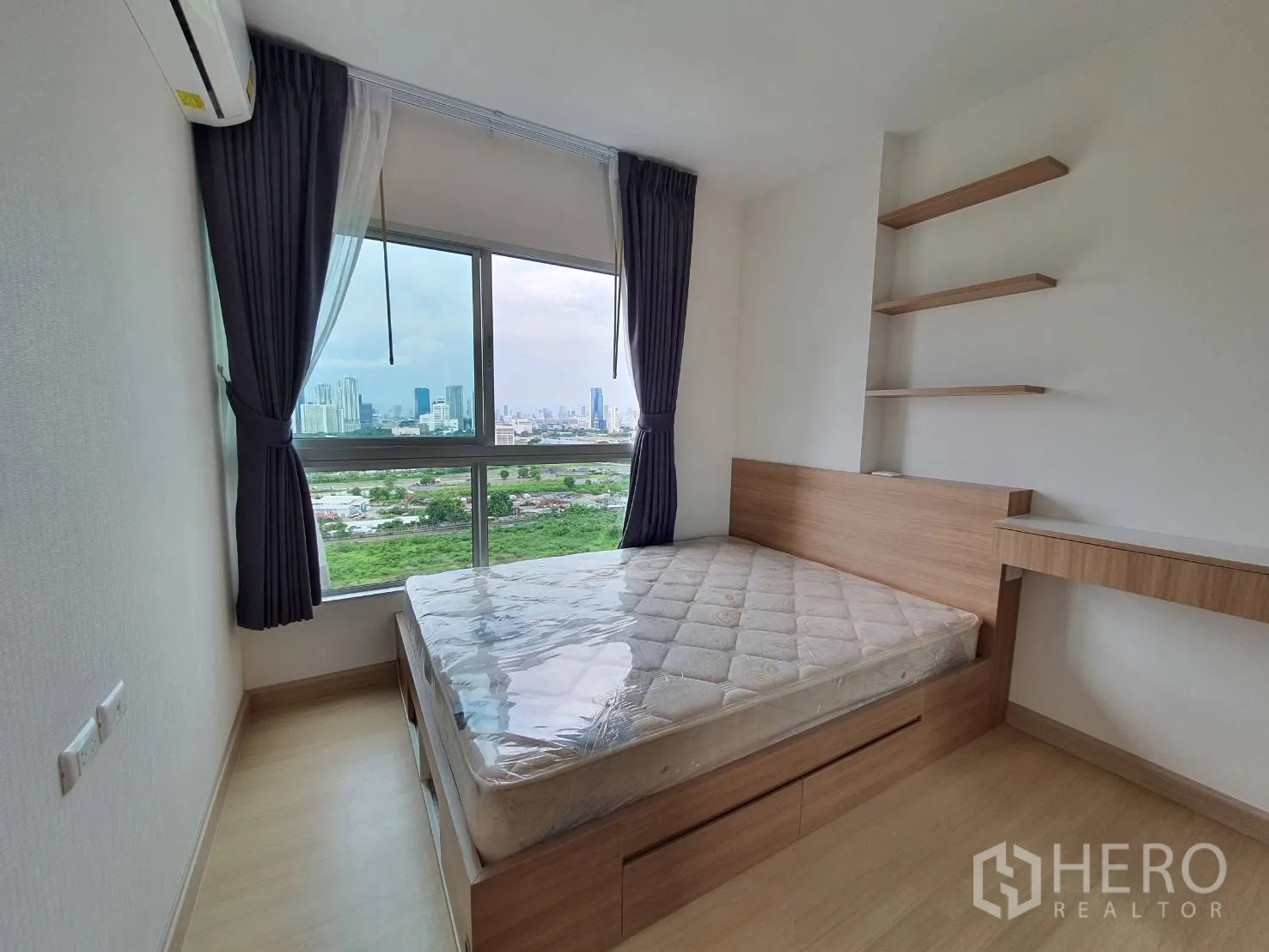 คอนโด for rent in Huai Khwang, Bangkok - ห้องนอนบรรยากาศอบอุ่น เตียง ชั้นลอย โต๊ะเขียน และหน้าต่างบานใหญ่ชมวิวเมือง