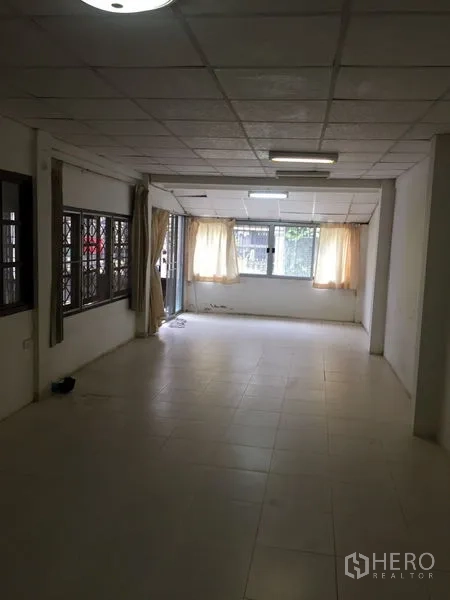 ทาวน์เฮาส์ ให้เช่าในKhlong Toei, Bangkok - พื้นที่รับแขกด้านหน้าโปร่งโล่ง พร้อมหน้าต่างบานใหญ่และผ้าม่านสีครีม