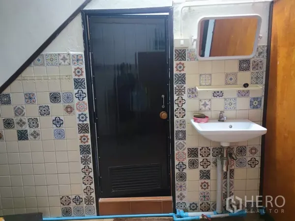 零售空间 出租在Watthana, Bangkok - 花纹瓷砖墙面上的洗手盆与黑色门