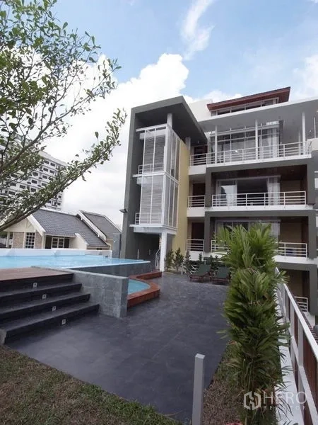 公寓 出租在Chatuchak, Bangkok - 建筑外立面，园景与抬高的游泳池。