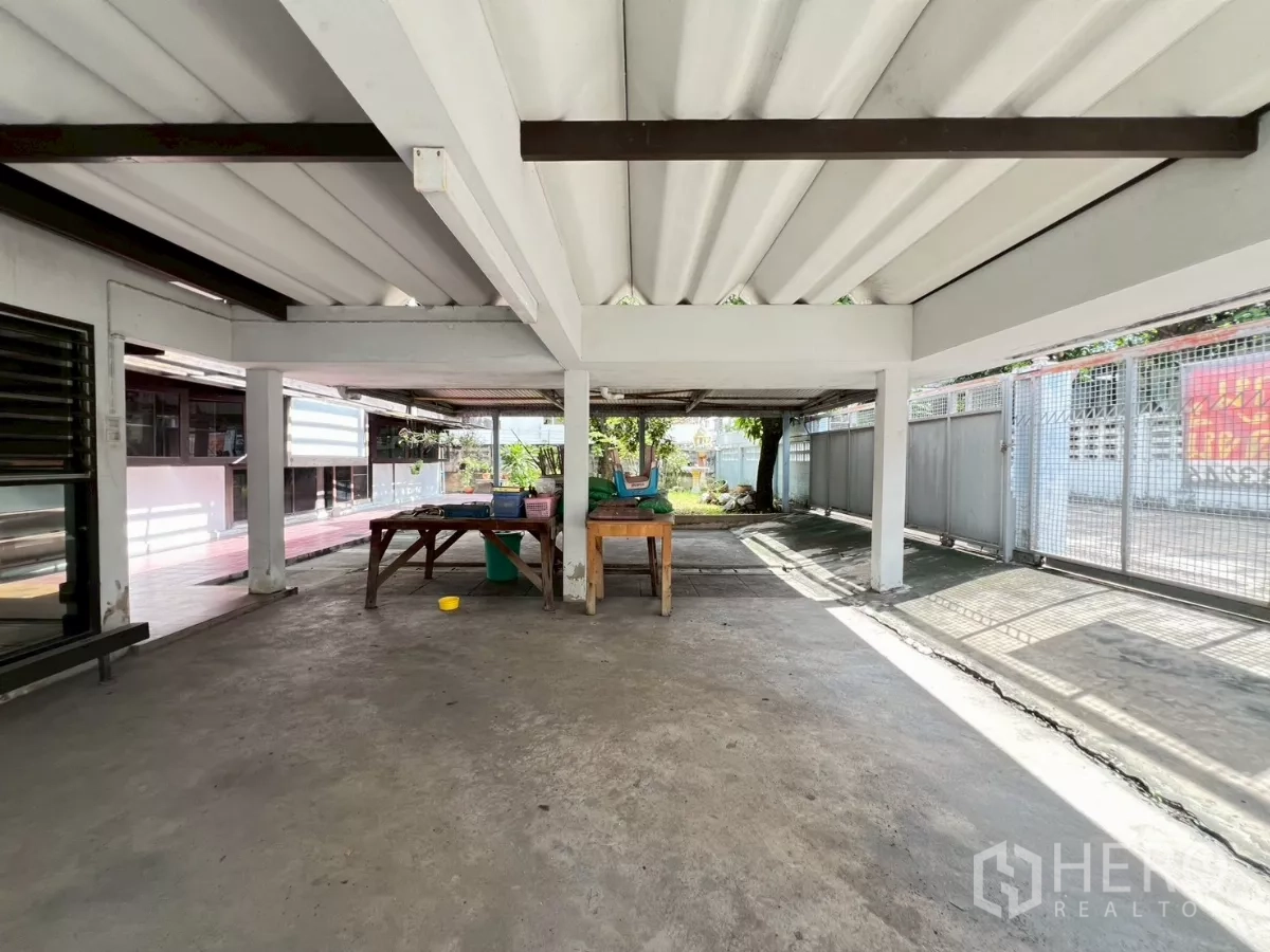 บ้าน ขายในKhlong Toei, Bangkok - พื้นที่จอดรถชั้นล่างมีหลังคา พื้นคอนกรีต ติดสวน