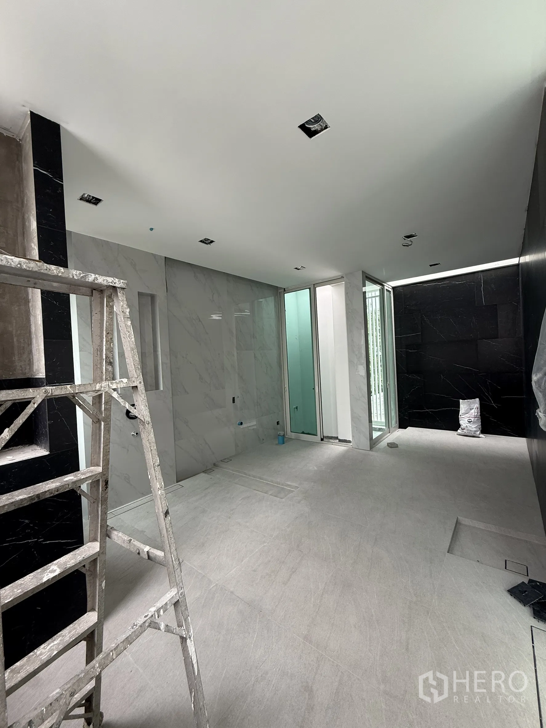 Detached House for sale in Bang Phli, Samut Prakan - Spacious bathroom clad in white and black stone tiles under construction.