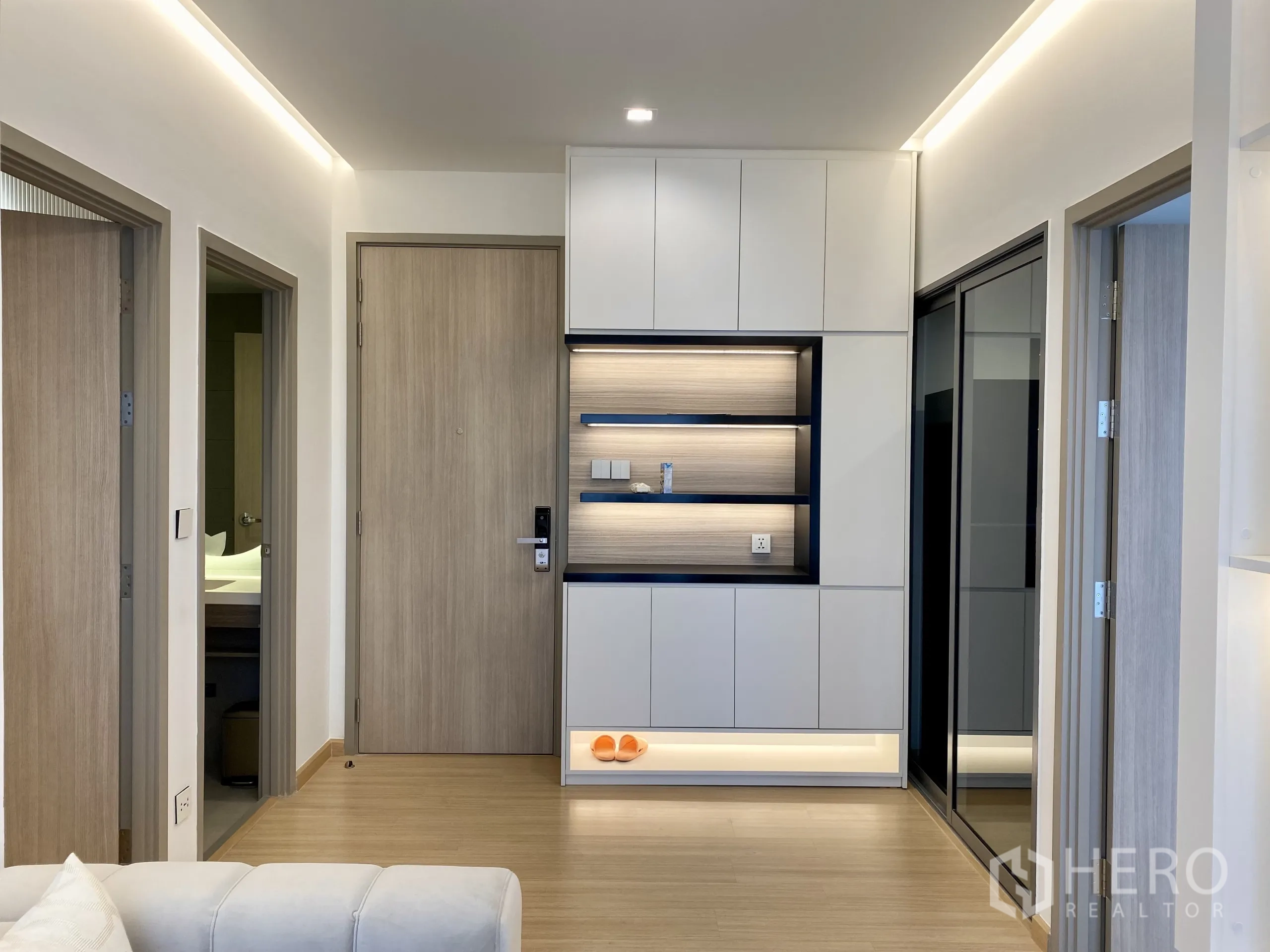 คอนโด ให้เช่าในPhra Khanong, Bangkok - บริเวณประตูหน้าพร้อมชั้นเก็บของบิวท์อิน ไฟใต้ตู้ และบานตู้กระจกเงา