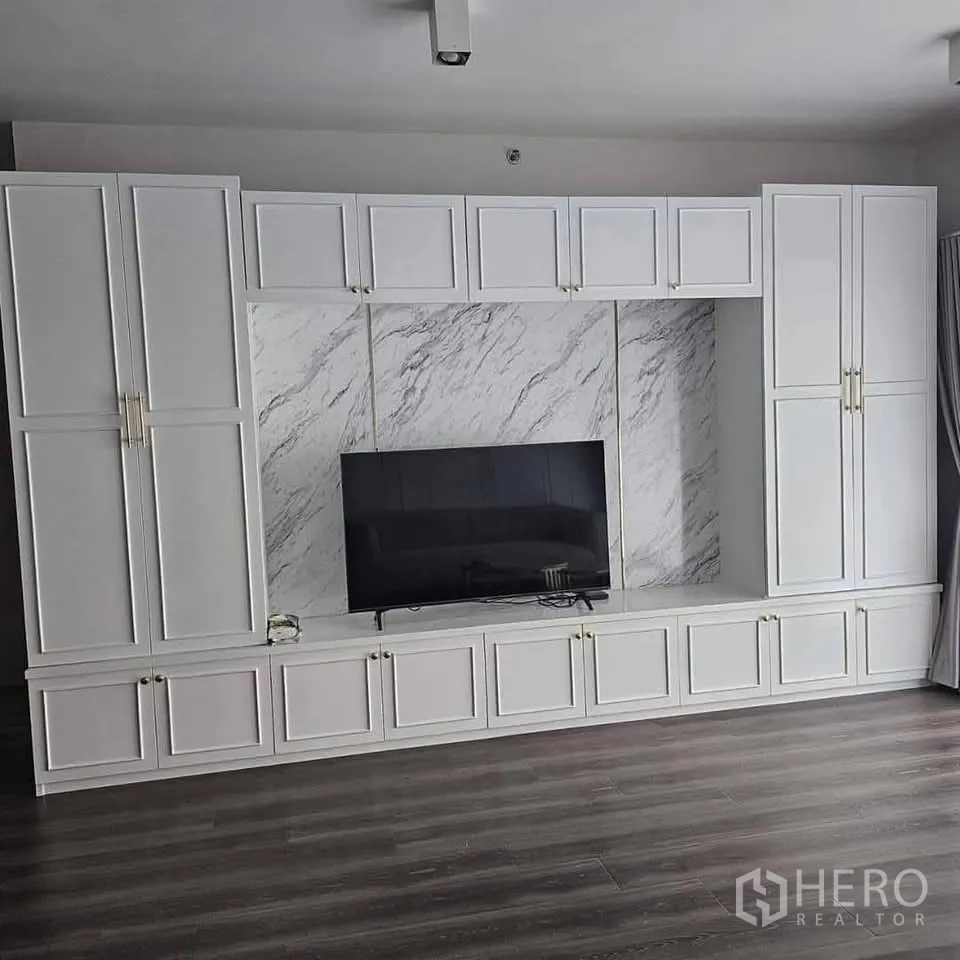 公寓 for rent in Huai Khwang, Bangkok - 客厅电视墙，白色一体柜与大理石背景板。