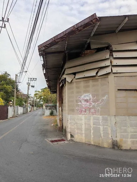 คลังสินค้า ให้เช่าในWatthana, Bangkok - มุมอาคารโกดังผนังเมทัลชีทเก่าริมซอยเงียบในเขตวัฒนา กรุงเทพฯ