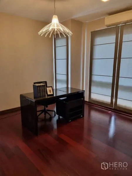 บ้าน ขายในChatuchak, Bangkok - ห้องทำงานเงียบสงบ โต๊ะทำงาน พื้นไม้ และมู่ลี่หน้าต่าง