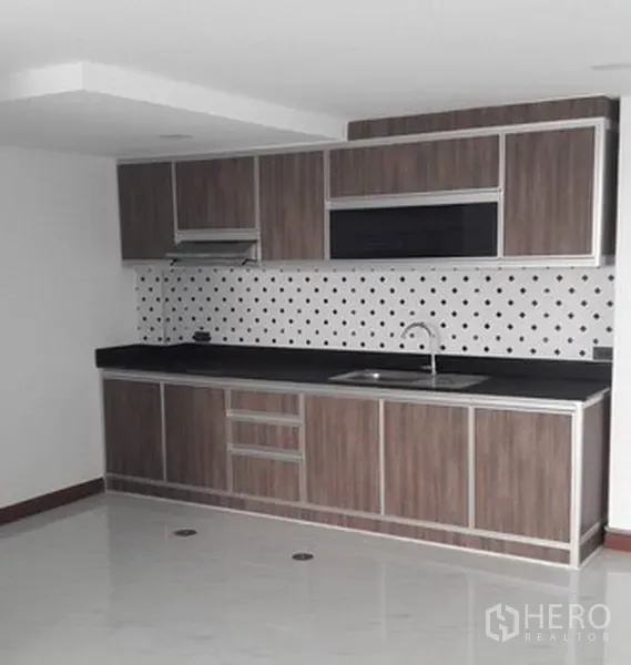 สำนักงานที่บ้าน ให้เช่าในKhlong Toei, Bangkok - ครัวสมัยใหม่ ตู้ลายไม้ ท็อปสีดำ และผนังลายกระเบื้องจุด