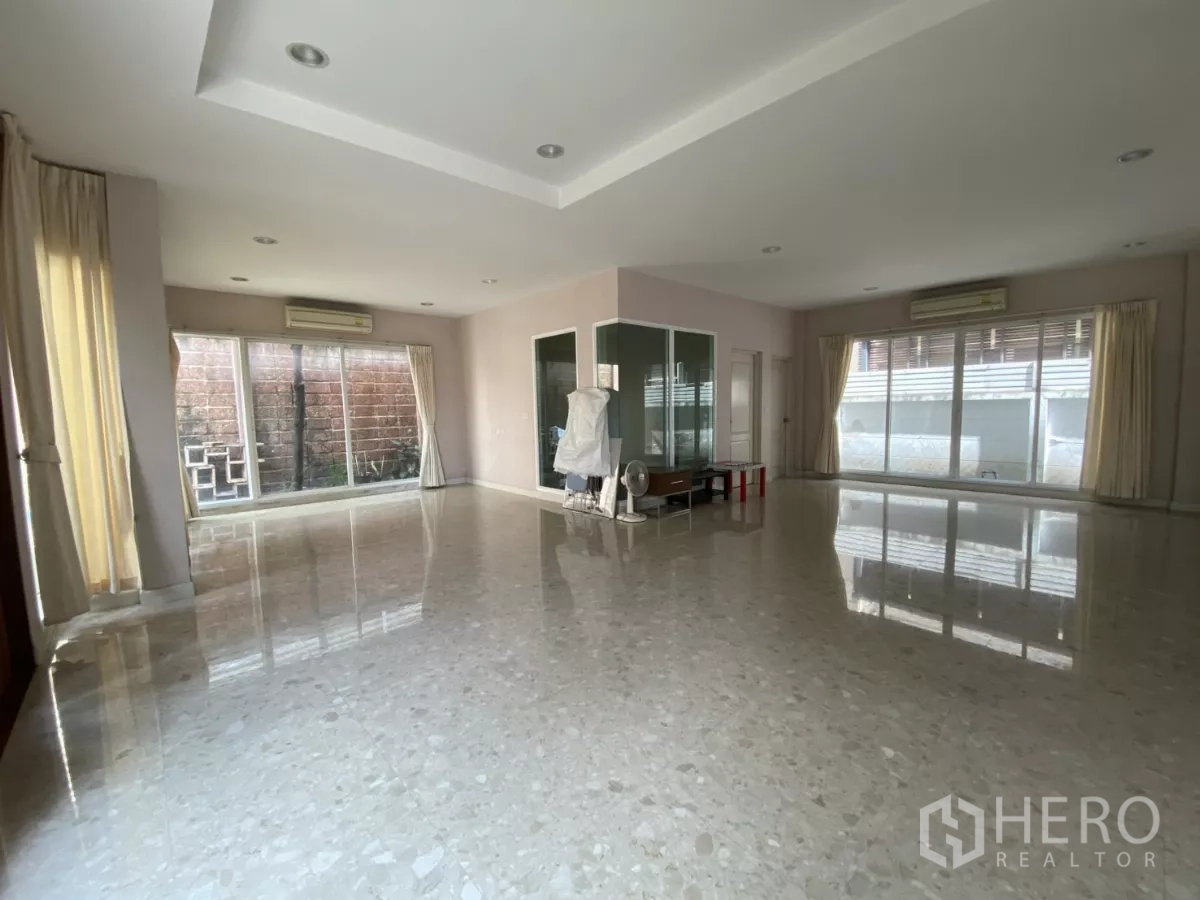 บ้าน ให้เช่าหรือขายในLak Si, Bangkok - มุมมองกว้างของโถงชั้นล่าง พื้นกระเบื้องและฝ้าหลุม พร้อมหน้าต่างผ้าม่าน.